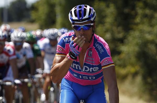 Danilo Hondo (Lampre - ISD) eats a snack