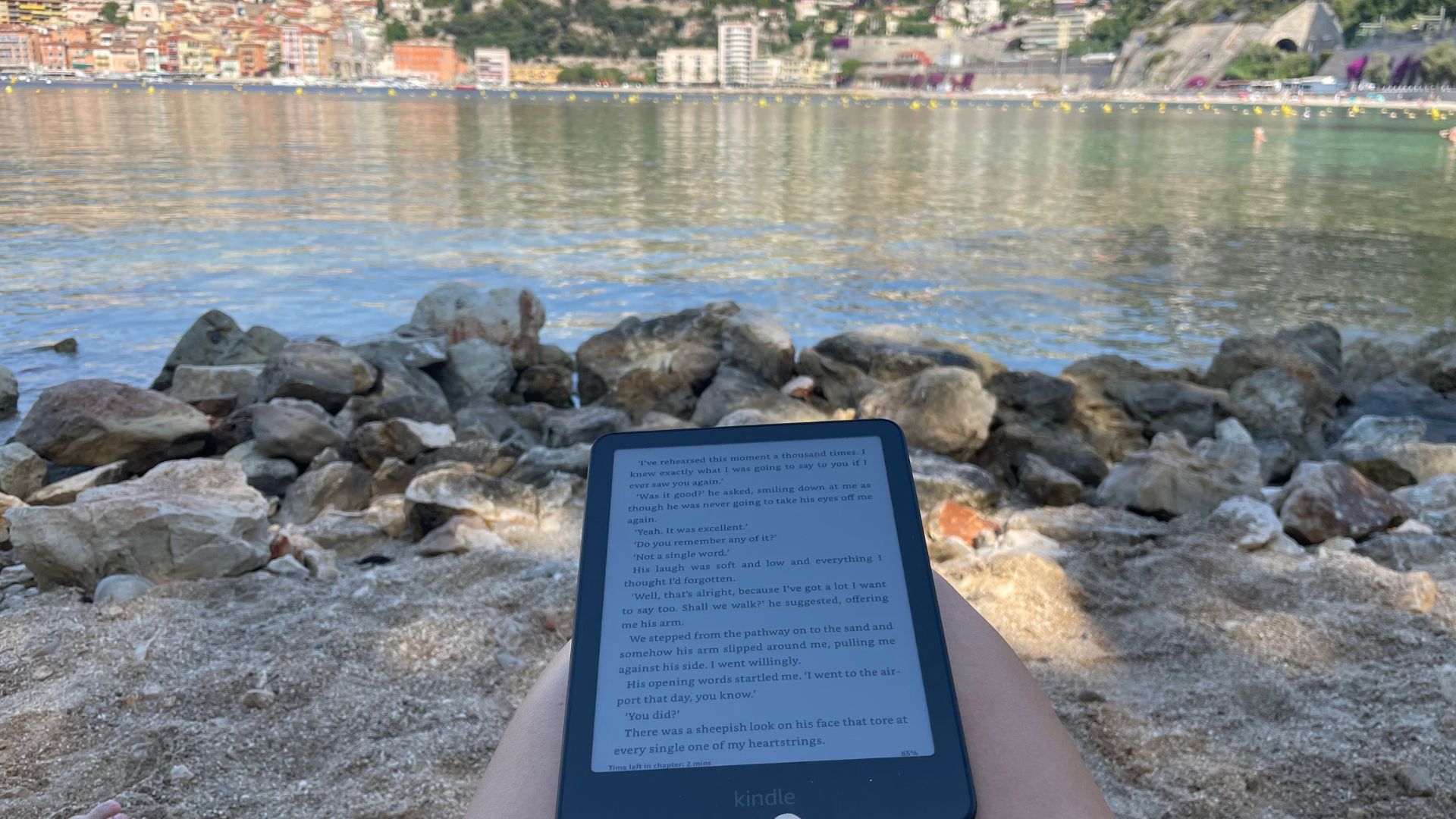 Kindle Colorsoft on the beach on my legs