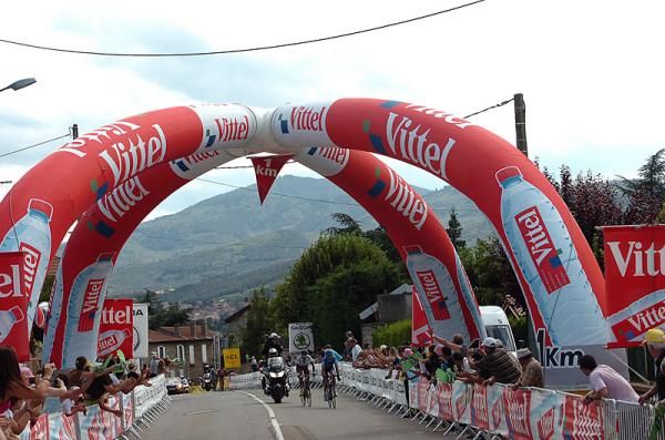 David Millar (Garmin-Sharp) leads Jean-Christophe Peraud (AG2R La Mondiale) under the flamme rouge at 1km to go.
