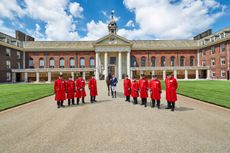 Scott Brash with Chelsea Pensioners at the Royal Hospital Chelsea. Photos by Kirsten Holst. (contact: www.kirstenholst.com)