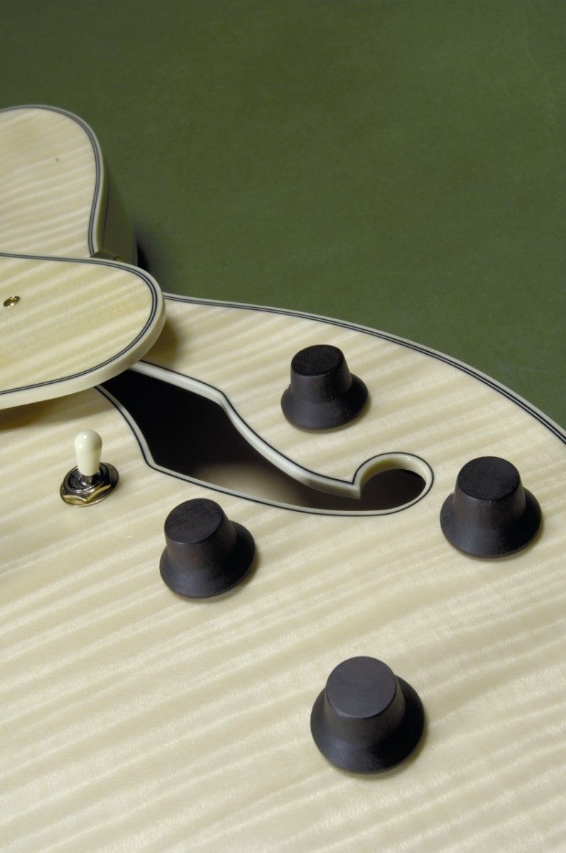 The maple laminate is very well constructed.