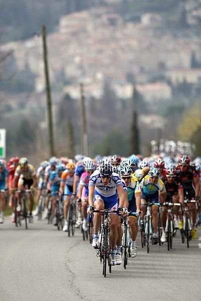 The bunch chased behind