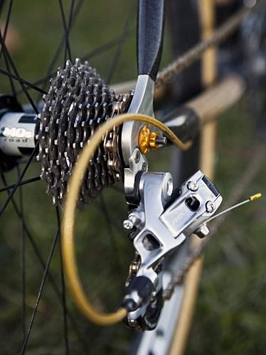 The CNC machined aluminum dropouts include a replaceable derailleur hanger.