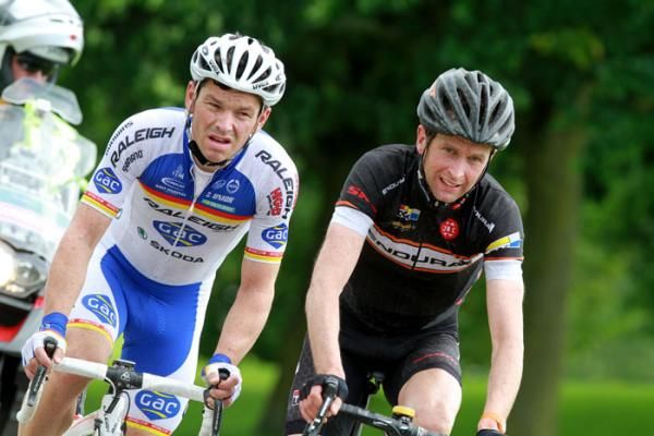 Oli Beckingsale (Endura MTB) and Graham Briggs (Team Raleigh) drop back from the lead group