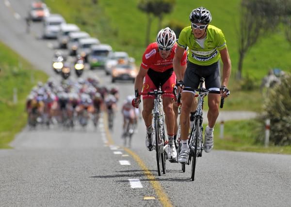 Roman van Uden (Pure Black Racing) and Will Dickeson (Team SVS) have a small gap.
