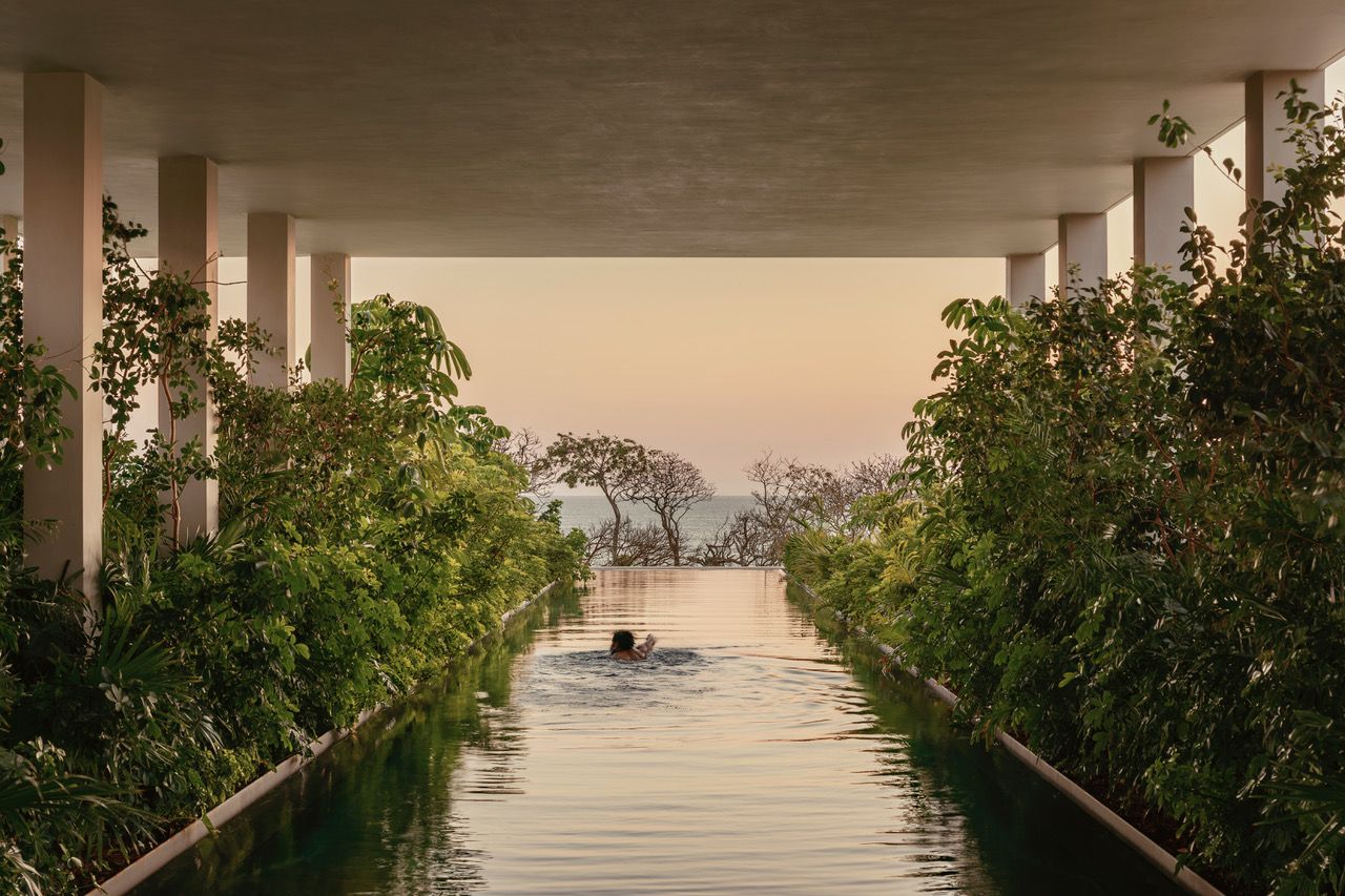 Brandílera House swimming pool with columns and looking towards the horizon