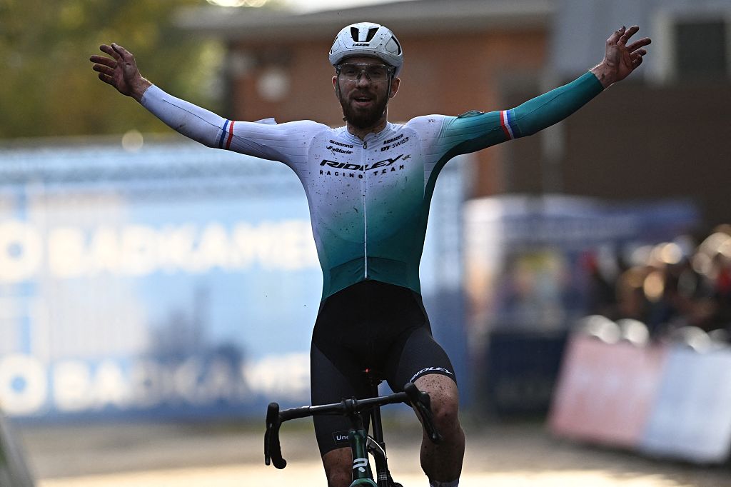 Dutch Joris Nieuwenhuis celebrates as he crosses the finish line to win the elite men race of the &quot;Rapencross&quot; cyclocross in Lokeren, the second race (out of 8) of the X2O Badkamers Trophy, Sunday 02 November 2025.BELGA PHOTO DAVID PINTENS (Photo by DAVID PINTENS / BELGA MAG / Belga via AFP)