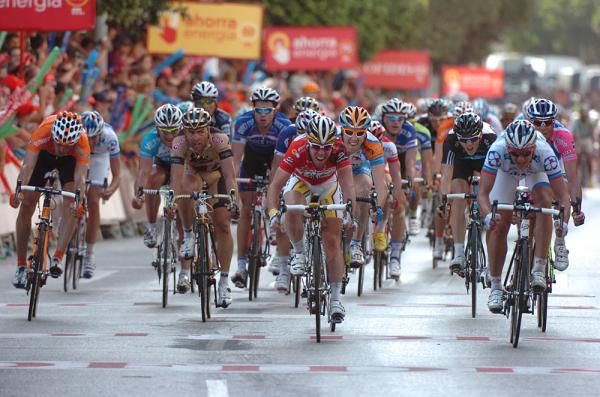 Mark Cavendish (HTC-Columbia) in the red leader's jersey could not hold off Hutarovich.