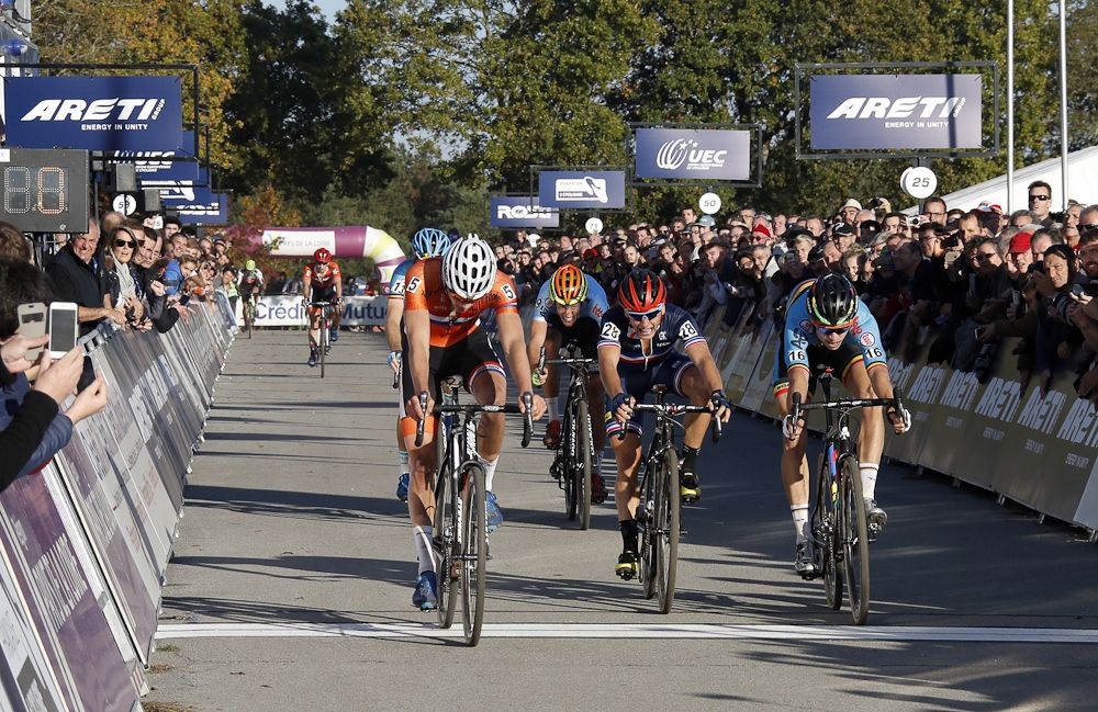 Toon Aertns the sprint to take the 2016 European Cyclo-cross Championships
