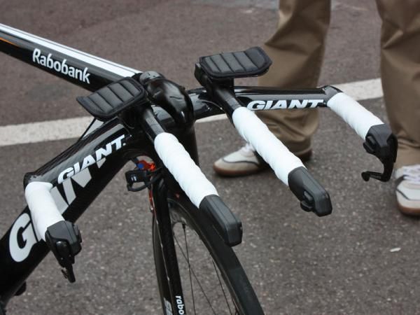 The integrated bars on Giant's new Trinity Advanced SL time trial bike can easily accept extension risers but Rabobank team leader Denis Menchov goes without here.