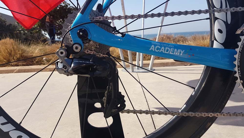 Shifting is provided via the Shimano Dura-Ace R9150 Di2 electronic groupset