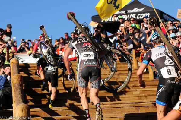 Geoff Kabush (Team Maxxis) in the lead group on the steps