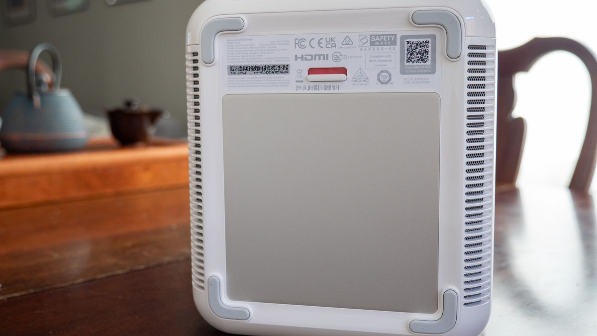 Setting up the UGREEN HomeAgent HA100 and plugging all the harddrives in
