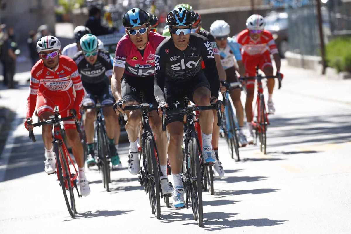Mikel Landa (Sky) sets the tempo for Geraint Thomas.