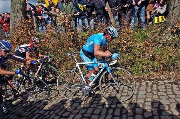 Petacchi on foot on the Koppenberg
