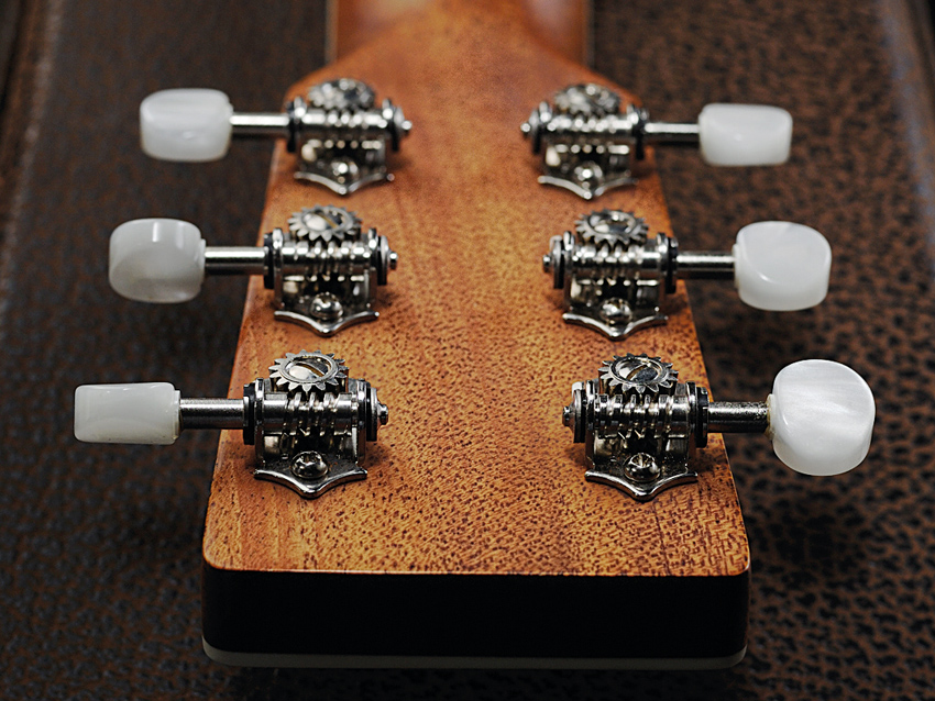 The open-geared Gotoh tuners are excellent as ever.