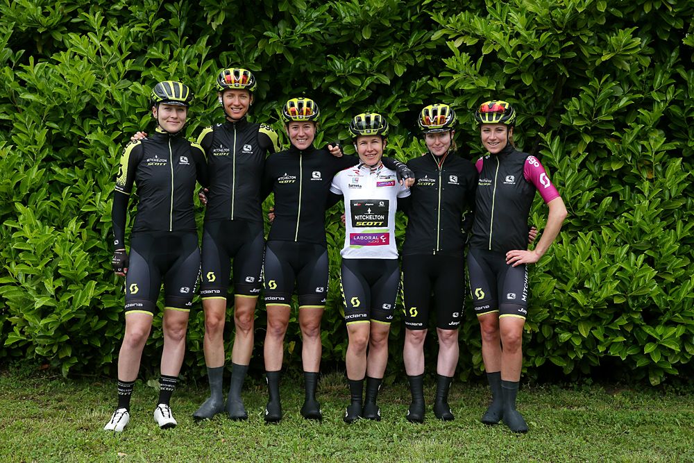 Annemiek van Vleuten (Mitchelton-Scott) with teammates at Emakumeen Bira