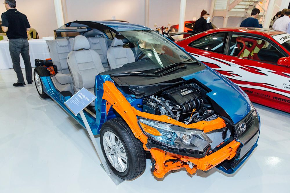 A look inside the Insight Hybrid chassis and engine with this cross-section treatment.