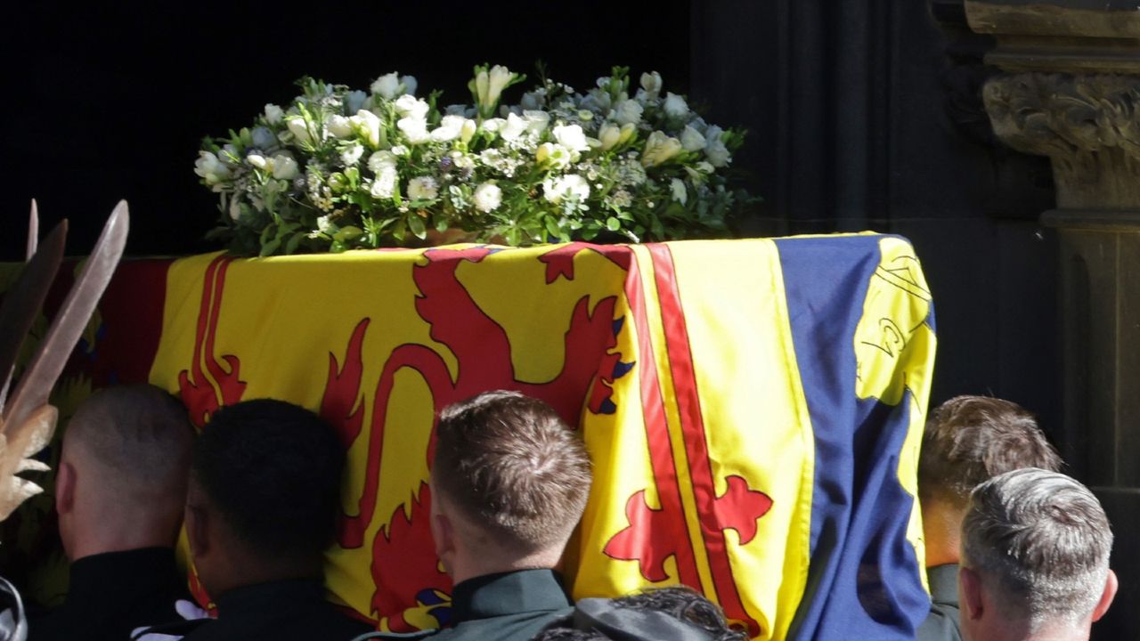 Queen Elizabeth II&#039;s floral wreath