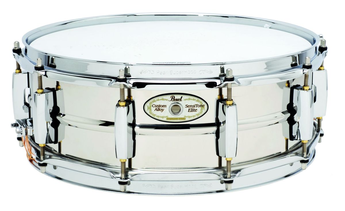 Both steel snares excel themselves in terms of strident delivery.