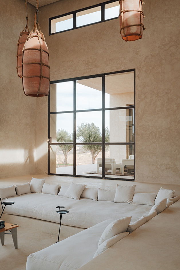 Moroccan retreat DDAR, a building in minimalist geometries and neutral tones