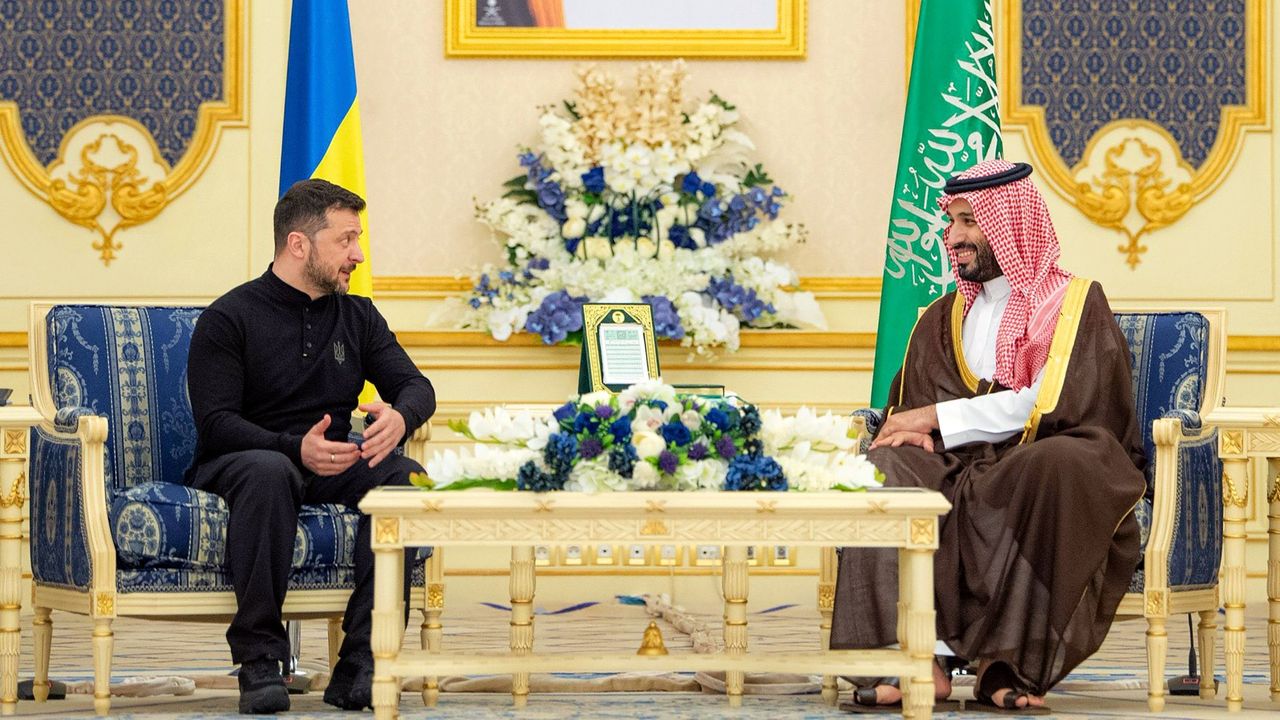 Saudi Crown Prince Mohammed Bin Salman Meets Ukraine&#039;s President Zelenskyy 