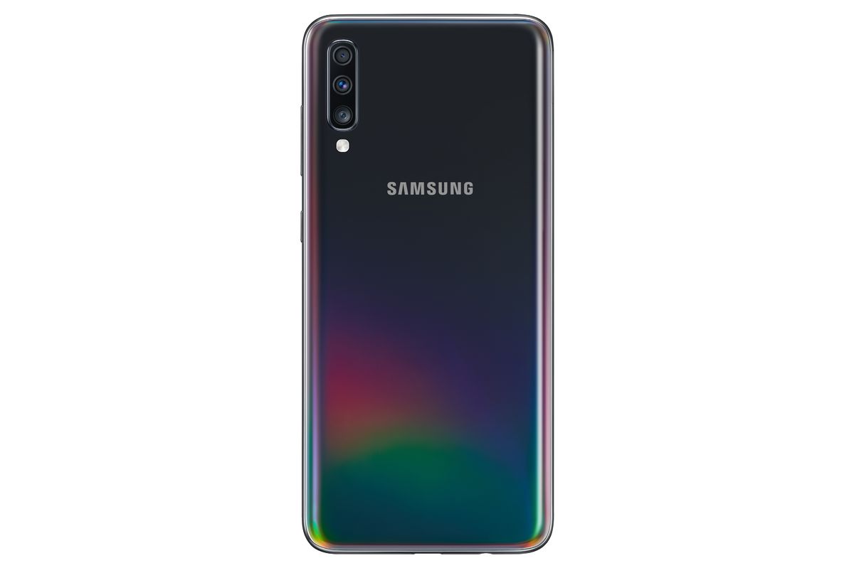 Galaxy A70 har et mer tradisjonelt design. (Bilde: Samsung)