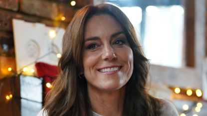 Kate Middleton embraces autumn cosiness with her outfit as she meets group members in the Arnos Arms during a visit to "Dadvengers", a community for dads and their children