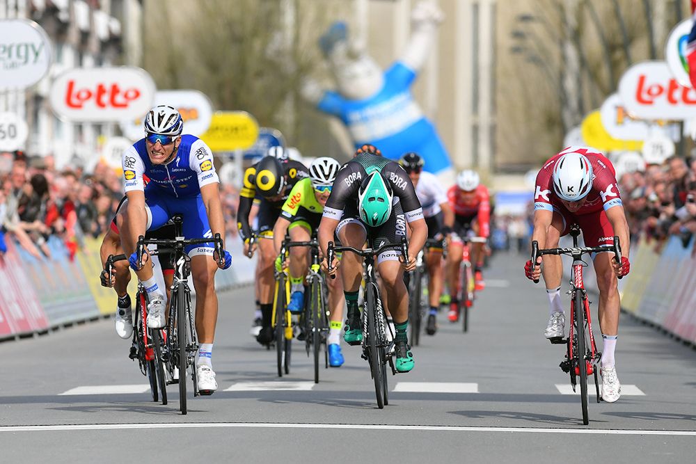 The sprinters throw their bikes for the line during stage 2 at Three Days of De Panne