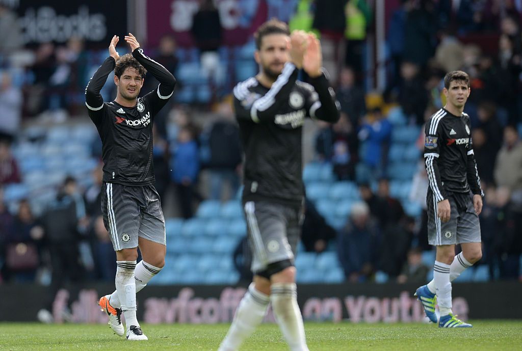 Chelsea&#039;s Brazilian striker Alexandre Pato (L) applauds fans after the English Premier League football match between Aston Villa and Chelsea at Villa Park in Birmingham, central England on April 2, 2016. / AFP / OLI SCARFF / RESTRICTED TO EDITORIAL USE. No use with unauthorized audio, video, data, fixture lists, club/league logos or &#039;live&#039; services. Online in-match use limited to 75 images, no video emulation. No use in betting, games or single club/league/player publications. / (Photo credit should read OLI SCARFF/AFP via Getty Images)