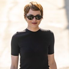 Emma Stone wears a black T-shirt
