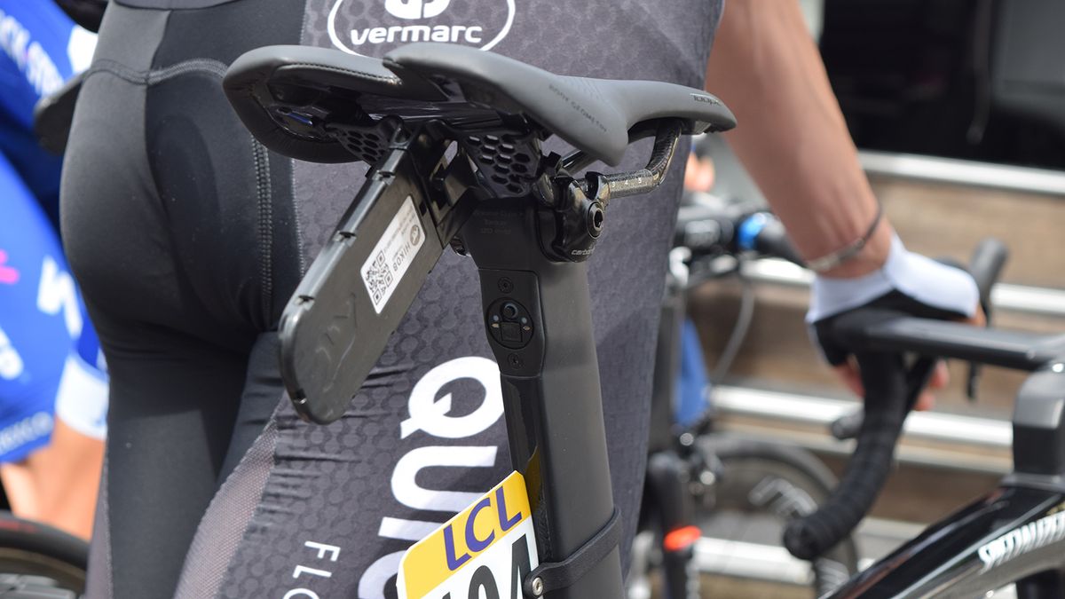 The Di2 junction box looks to be located at the top of the seat post