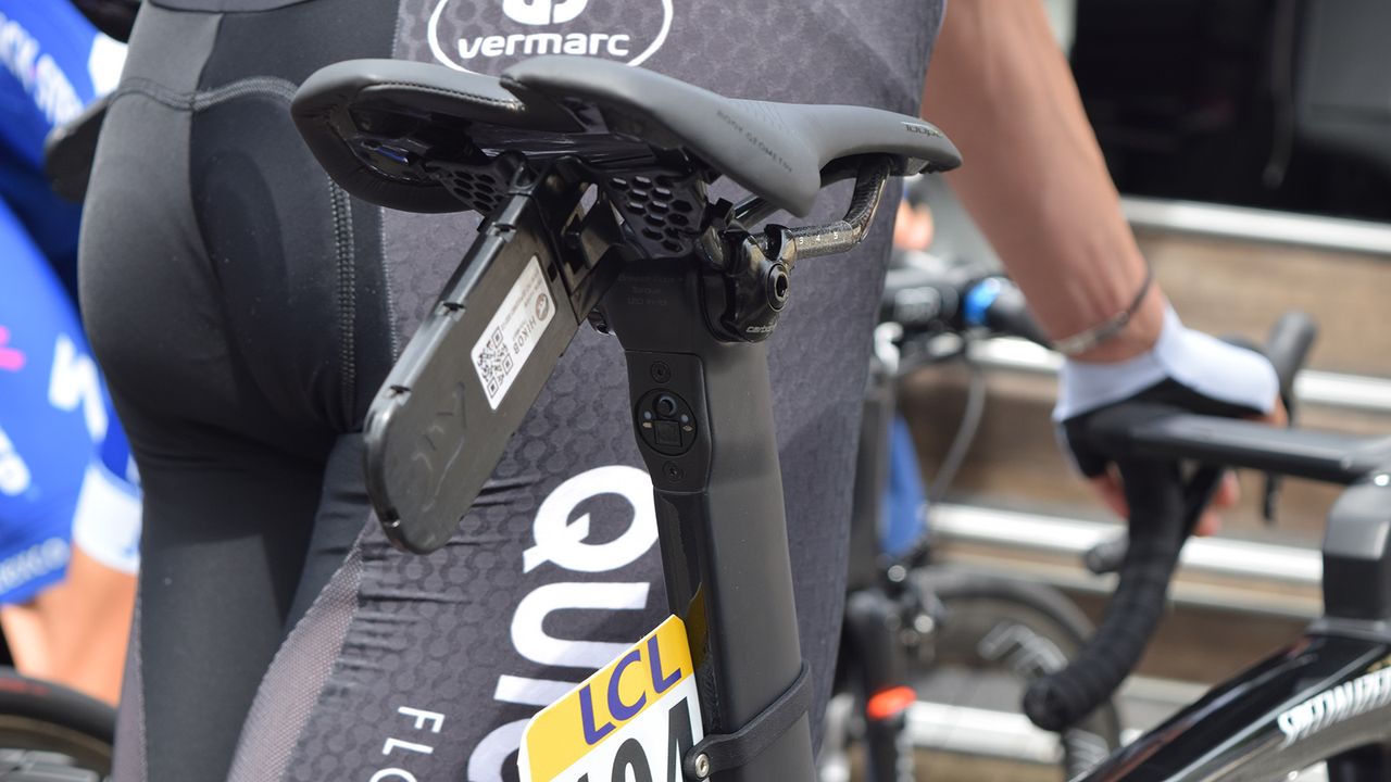The Di2 junction box looks to be located at the top of the seat post