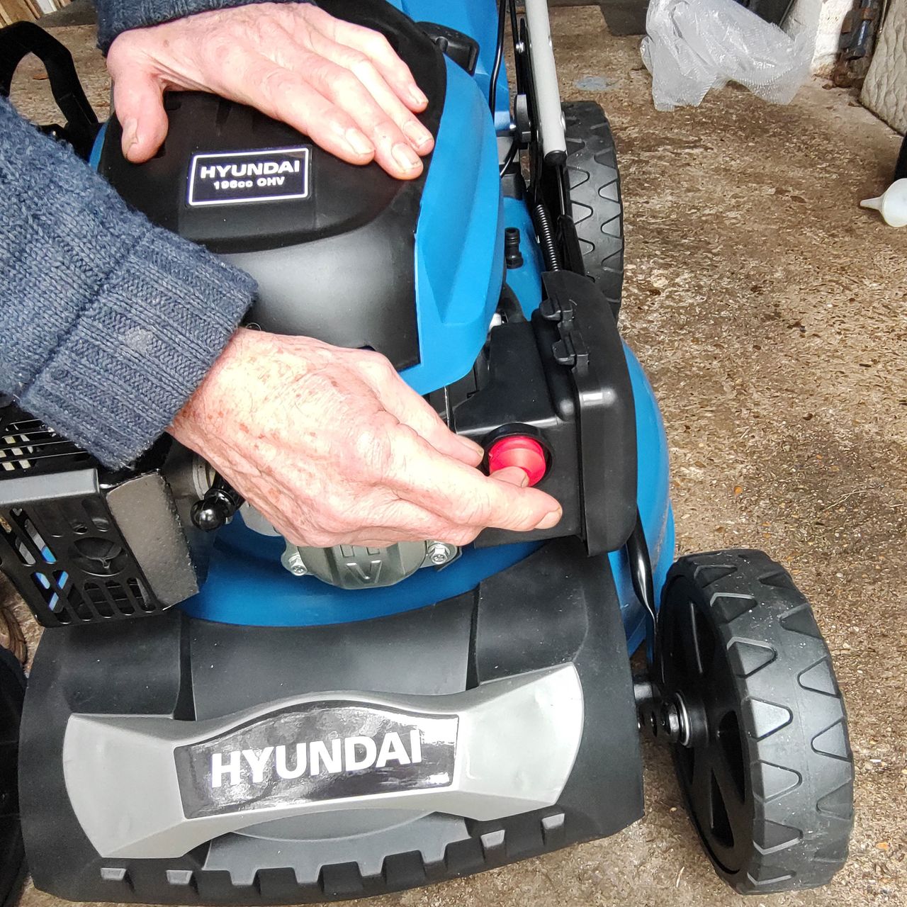 Hyundai HYM510SP Petrol Lawn Mower start button
