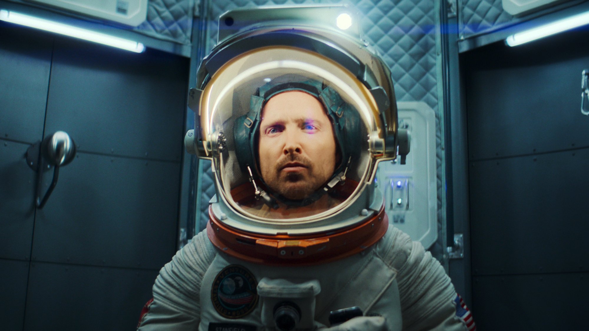 Aaron Paul in einem Astronautenanzug in der sechsten Staffel von Black Mirror