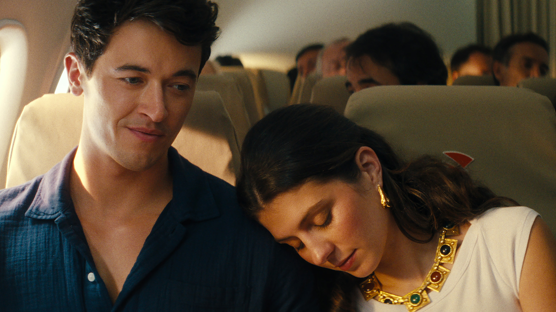 Tom Blyth as Alex and Emily Bader as Poppy in People We Meet on Vacation.