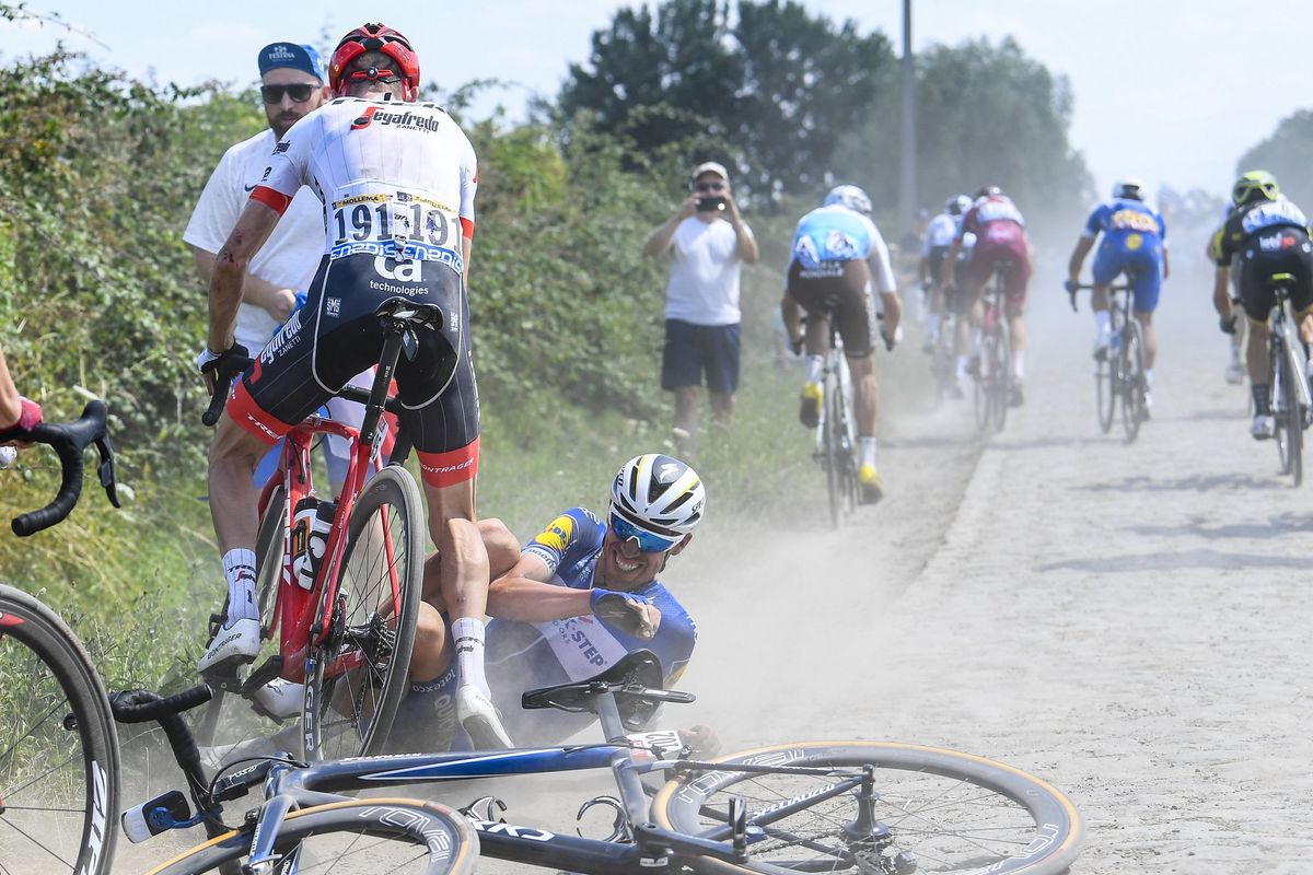 Bauke Mollema (Trek-Segafredo) caught up in a crash with Tim Declercq