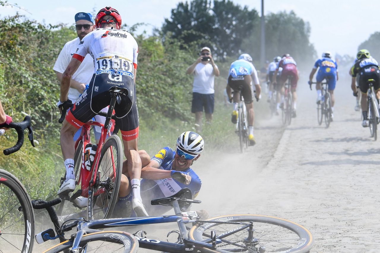 Bauke Mollema (Trek-Segafredo) caught up in a crash with Tim Declercq