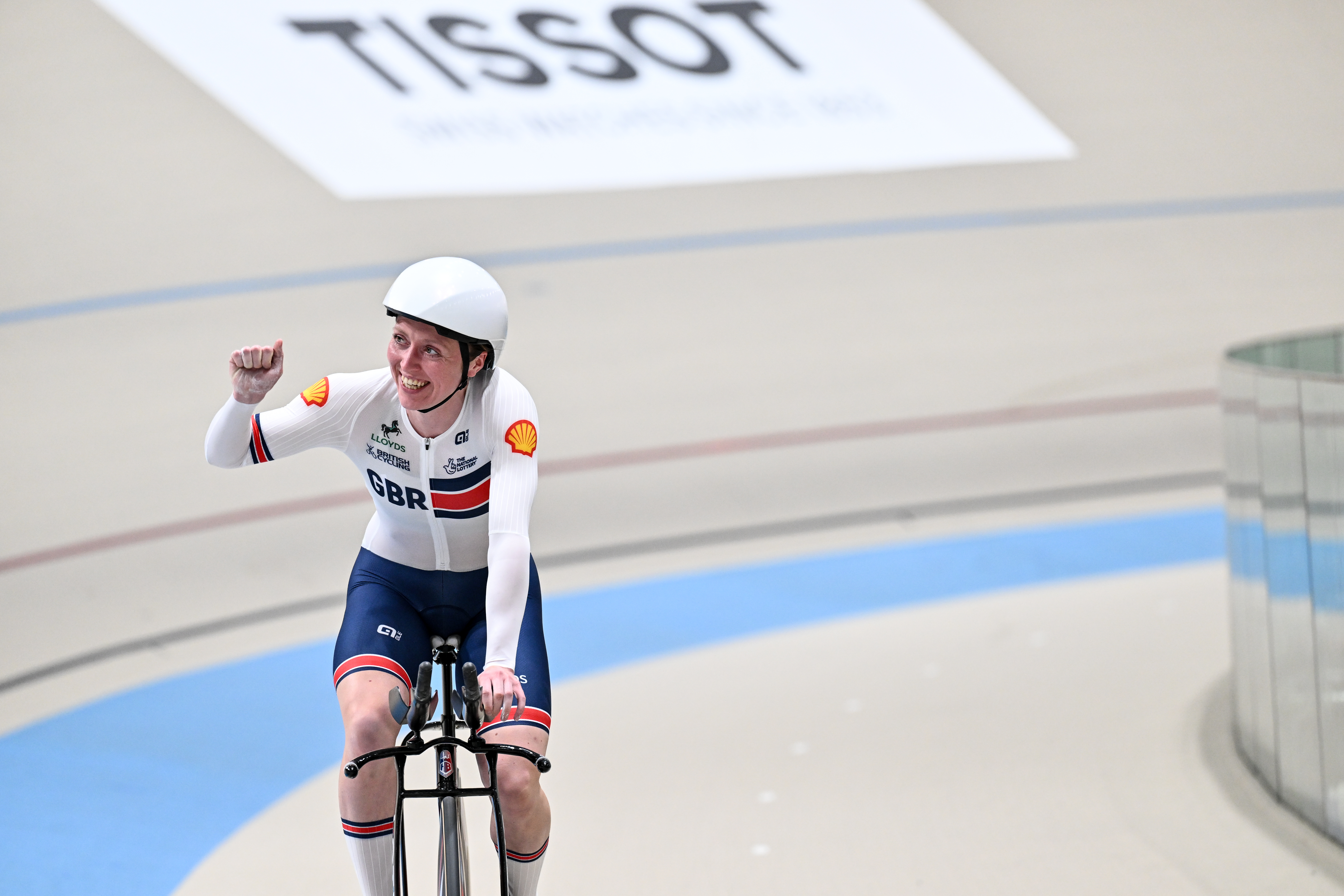 Anna Morris after winning the individual pursuit world title in Santiago