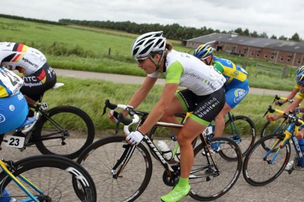Team-mate to Marianne Vos, Sarah Duester (Nederland Bloeit) made the break