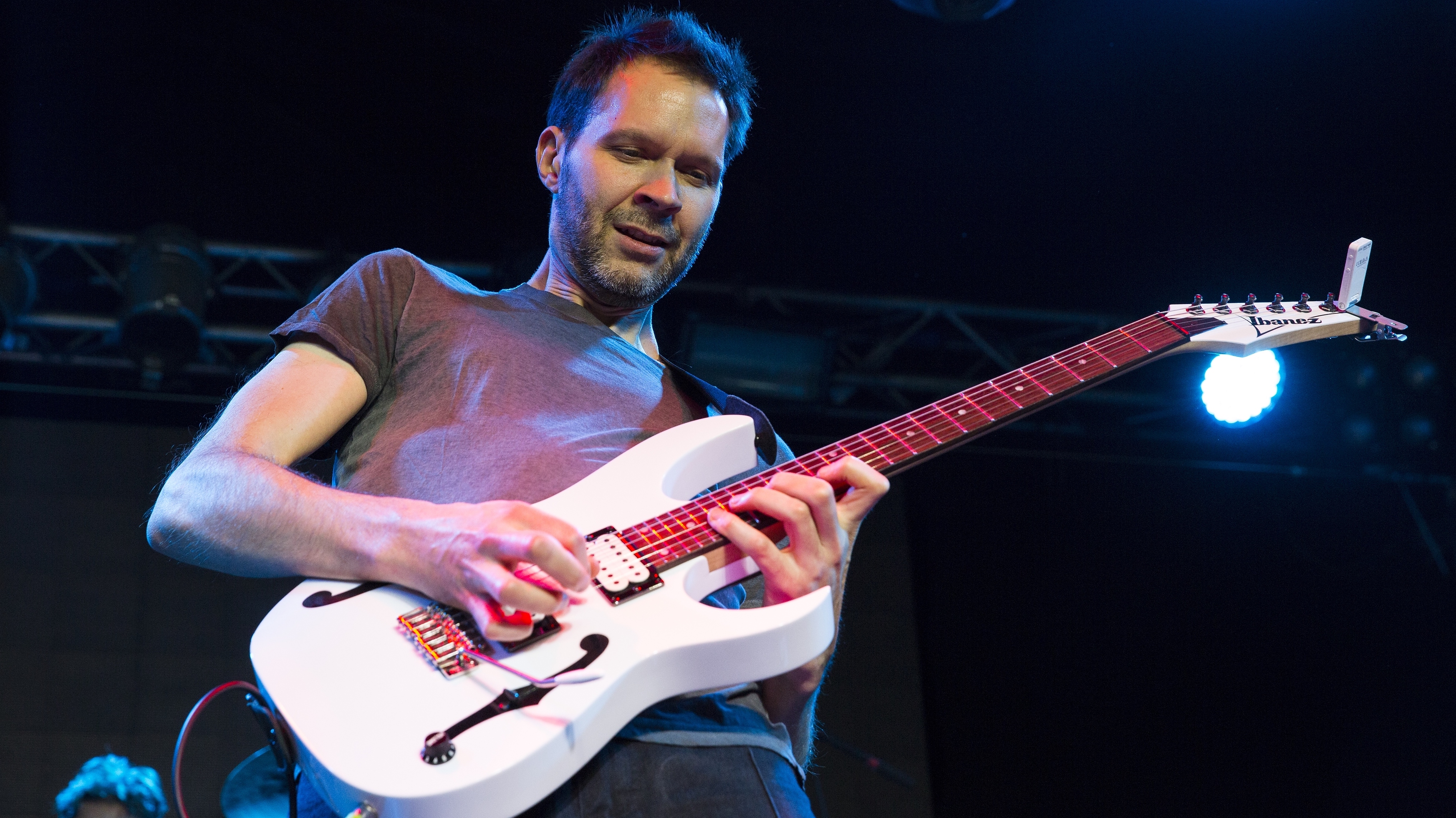 Гитарист виртуоз притворился. Paul Gilbert. Гилберт гитарист. Paul Gilbert 2021. Paul Gilbert – «Werewolves of Portland».