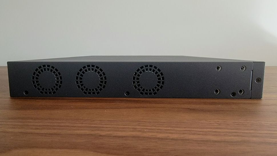 EnGenius ECS2552FP side
