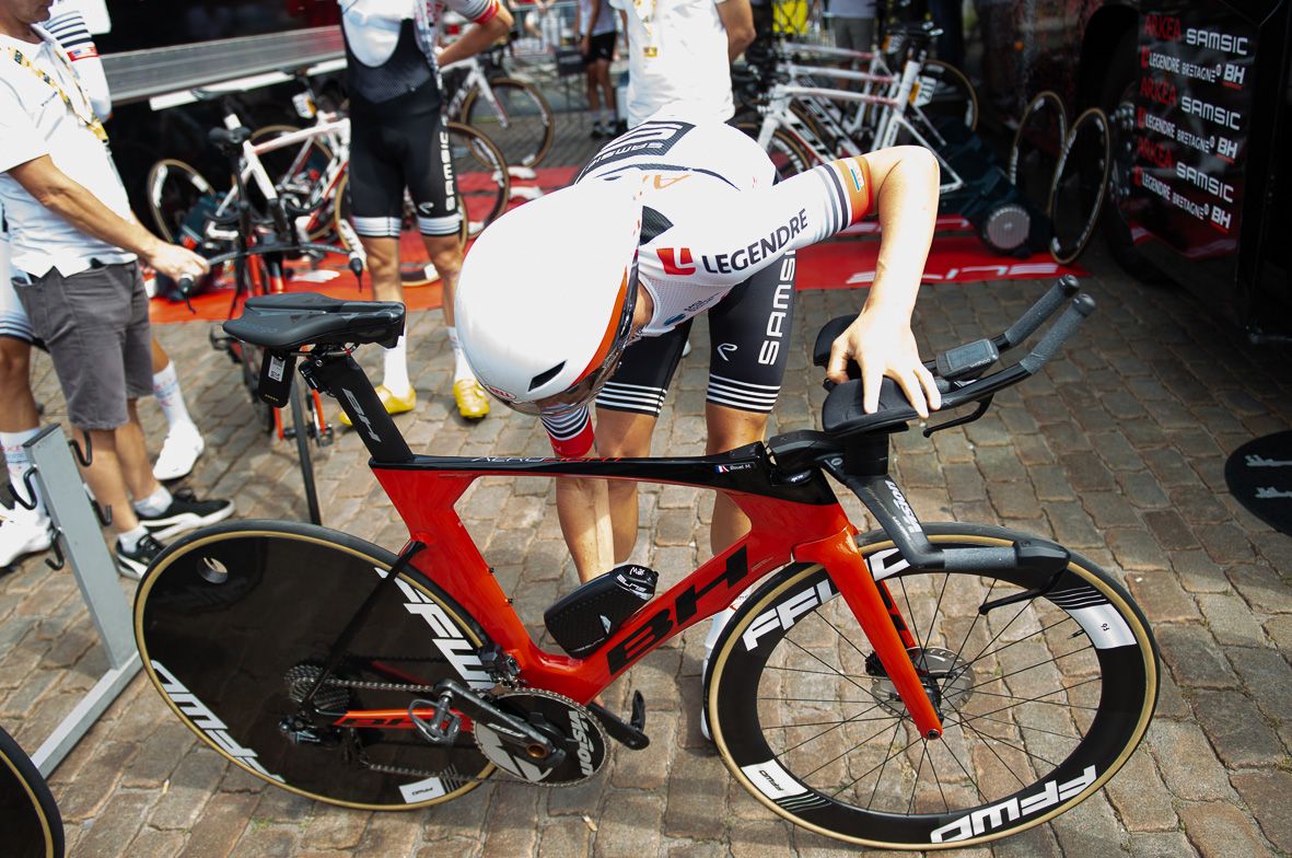 Maxime Bouet pairs his power meter ahead of the stage