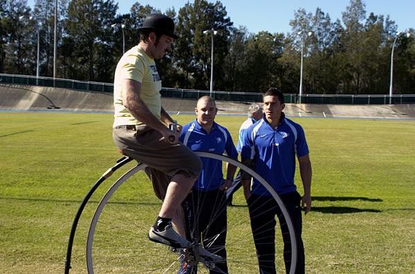 Phil Dixon with Bulldogs players Mark O'Meley and Sonny Bill Williams.
