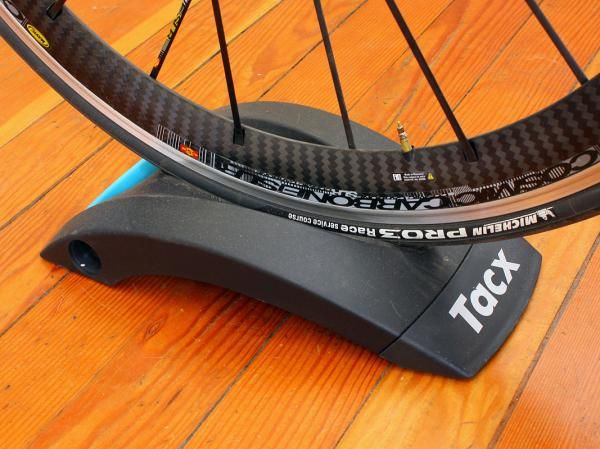 The front wheel riser stores in between the axle mounts on the trainer and also provides a useful carry handle