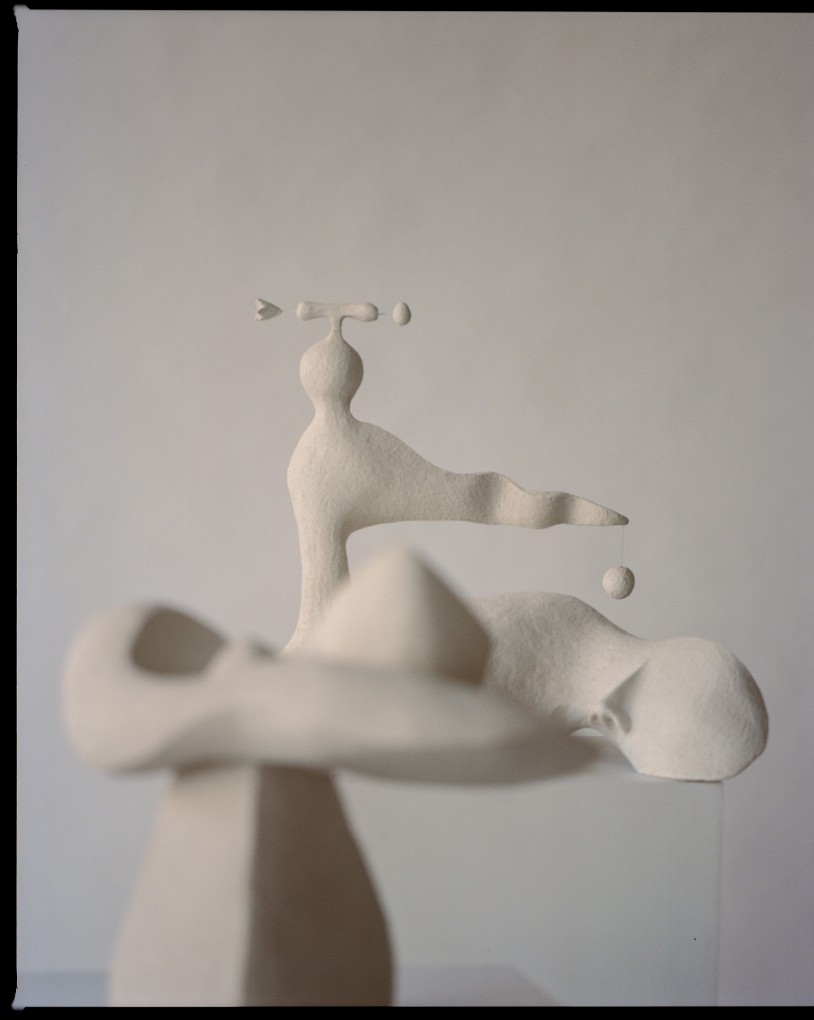 white abstract sculptures by Simone Bodmer-Turner