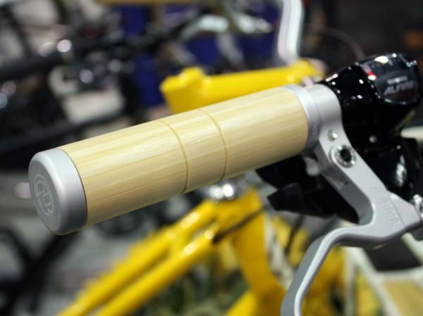 Bamboo grips adorn this Yipsan townie.
