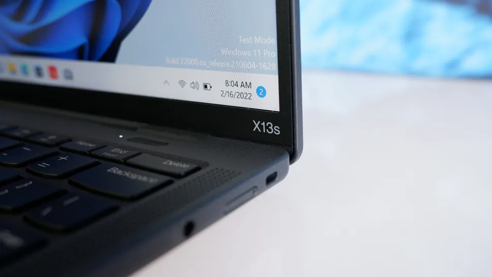 Lenovo ThinkPad X13s sentado em uma mesa.