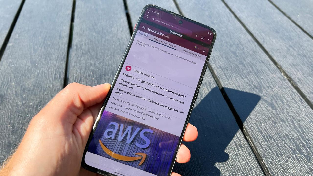 Lenovo thinkphone by Motorola p&aring; en bord i solsken