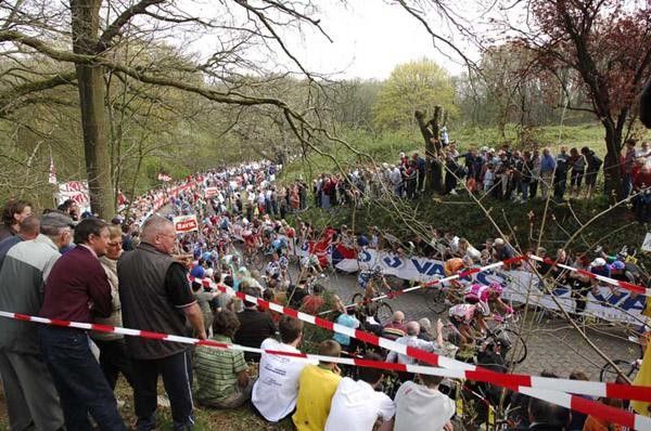 The peloton hits the Kemmel